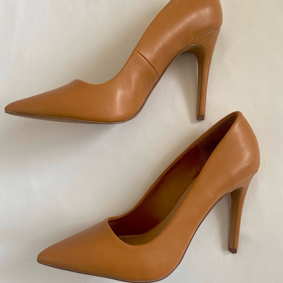 Size 10 tan 4 inch point toe heels - Picture 2 of 7
